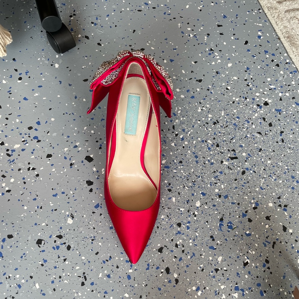 Bow heels